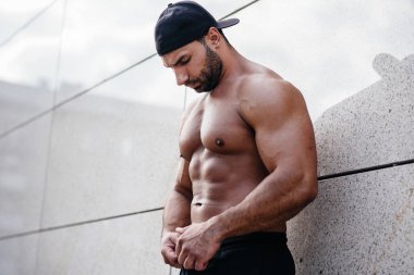 Genç bir atlet acı ve üzüntü yaşar. Sorunlar