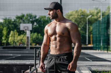 Spor sahasında antrenman yapan bir fitness sporcusu. Sağlıklı yaşam tarzı