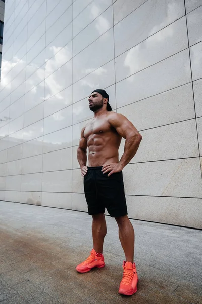 Sexy Mann Posiert Oben Ohne Der Heißen Sonne Fitness Lebensstil — Stockfoto