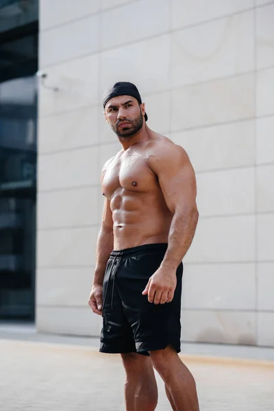 Sexy Sportlerin Steht Oben Ohne Der Wand Fitness Bodybuilding — Stockfoto