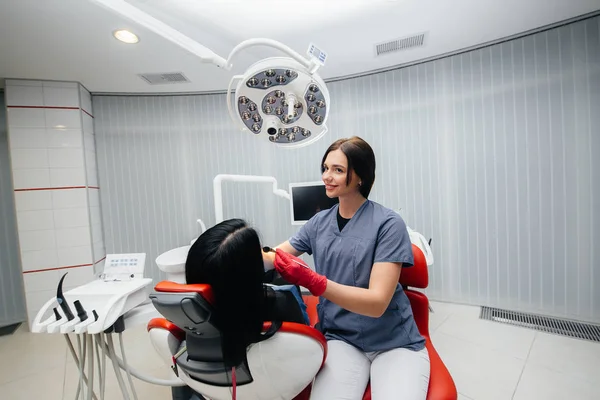 Dentista Trata Los Dientes Niña Paciente Odontología — Foto de Stock