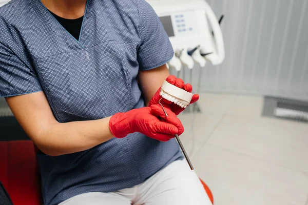 Γιατρός Δείχνει Ένα Γύψο Στο Σαγόνι Του Ασθενούς — Φωτογραφία Αρχείου