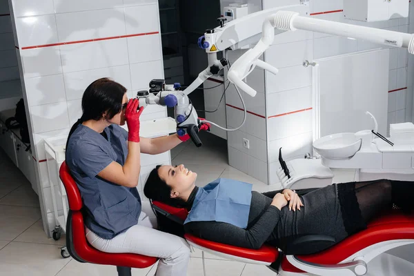 Dentista Mira Través Microscopio Realiza Una Cirugía Paciente — Foto de Stock