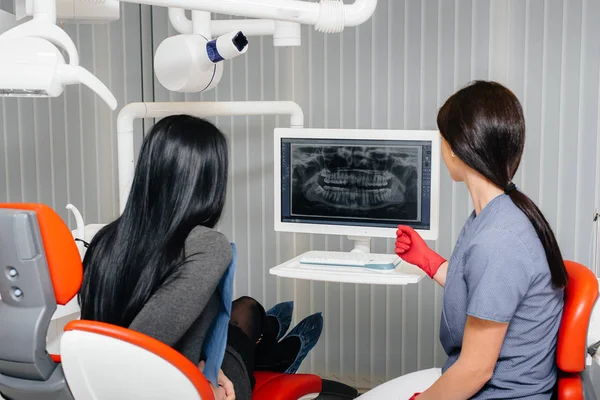 Dentista Muestra Una Imagen Los Dientes Del Paciente Dice Tratamiento — Foto de Stock