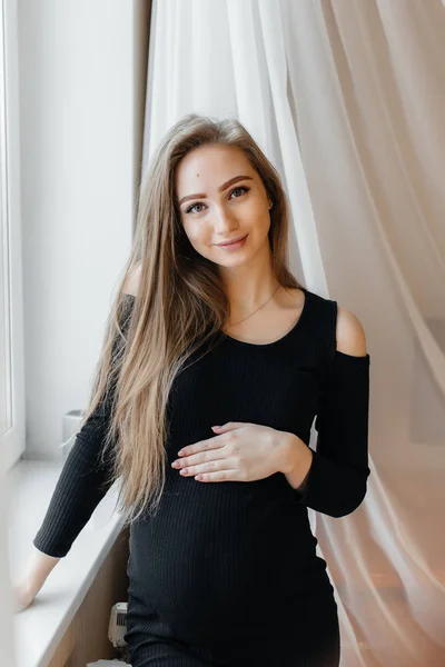 Une Belle Fille Enceinte Est Debout Dans Une Pièce Près — Photo