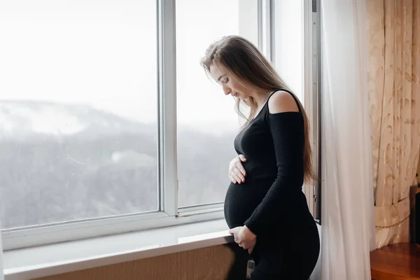 Una Chica Embarazada Está Respirando Aire Fresco Por Ventana — Foto de Stock