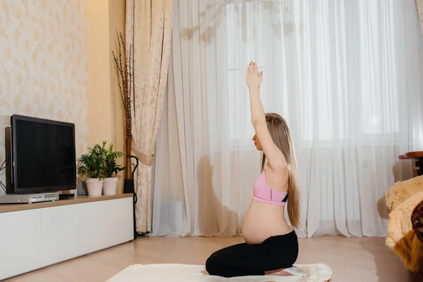 Gravid Tjej Gör Yoga Hemma Hälsa — Stockfoto