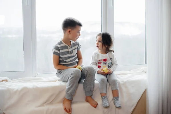 Hermano Hermana Están Sentados Alféizar Jugando Comiendo Manzanas Felicidad — Foto de Stock