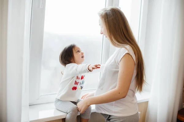 Una Madre Embarazada Está Pie Cerca Ventana Con Hijita — Foto de Stock