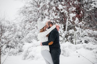 Ormanda karla oynayan çift.