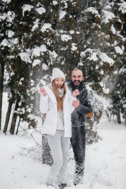 Ormanda karla oynayan çift.