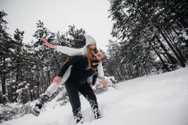 Ormanda karla oynayan çift.