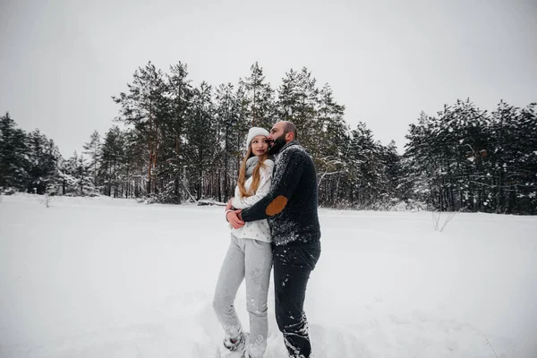 Couple Jouant Avec Neige Dans Forêt — Photo