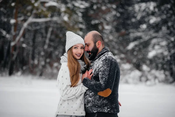 Couple Jouant Avec Neige Dans Forêt — Photo