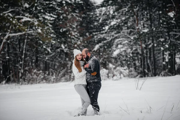 Couple Jouant Avec Neige Dans Forêt — Photo