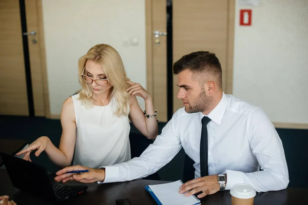 Los Empleados Exitosos Oficina Discuten Nuevos Proyectos Negocios Finanzas — Foto de Stock