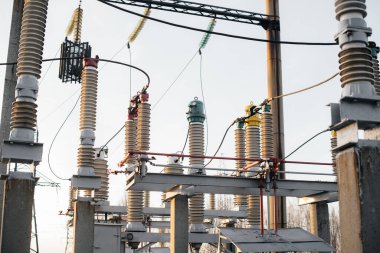 Elektrik santralinde güç transformatörü. Güç mühendisliği. Sanayi