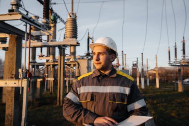 Enerji mühendisi istasyonun ekipmanlarını inceler. Güç mühendisliği. Sanayi