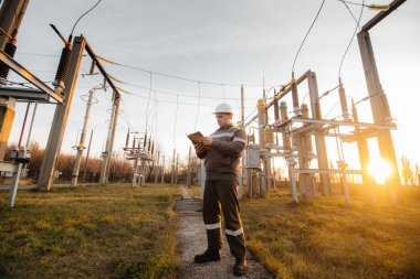 Enerji mühendisi istasyonun ekipmanlarını inceler. Güç mühendisliği. Sanayi