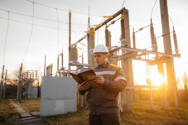 Enerji mühendisi istasyonun ekipmanlarını inceler. Güç mühendisliği. Sanayi