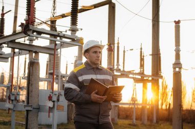 Enerji mühendisi istasyonun ekipmanlarını inceler. Güç mühendisliği. Sanayi