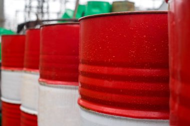 Teknoloji deposunda fıçı deposu. Mineral yağları