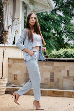 Rahatlarken poz veren güzel bir genç kız, iş kadını. Rahatlama.