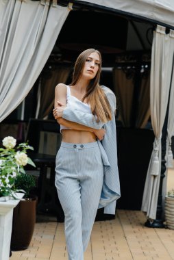 Rahatlarken poz veren güzel bir genç kız, iş kadını. Rahatlama.