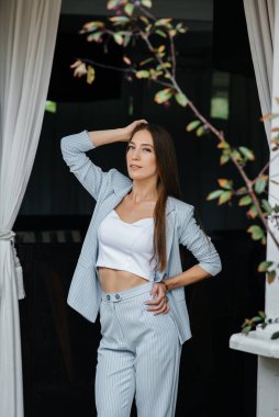 Rahatlarken poz veren güzel bir genç kız, iş kadını. Rahatlama.