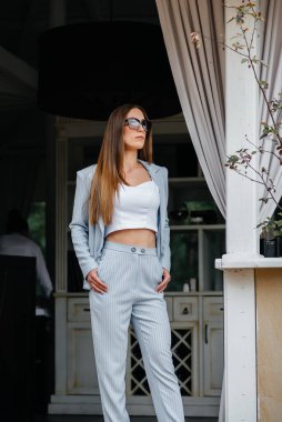 Rahatlarken poz veren güzel bir genç kız, iş kadını. Rahatlama.