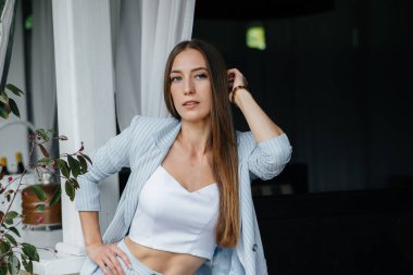 Rahatlarken poz veren güzel bir genç kız, iş kadını. Rahatlama.