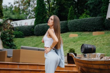 Rahatlarken poz veren güzel bir genç kız, iş kadını. Rahatlama.