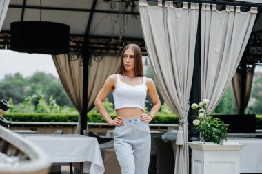 Rahatlarken poz veren güzel bir genç kız, iş kadını. Rahatlama.