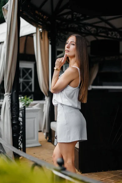 Beautiful Young Girl Standing Veranda Beautiful House — Stock Photo, Image