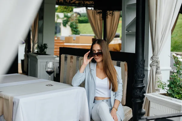 Uma Bela Jovem Está Sentada Varanda Uma Bela Casa Relaxamento — Fotografia de Stock