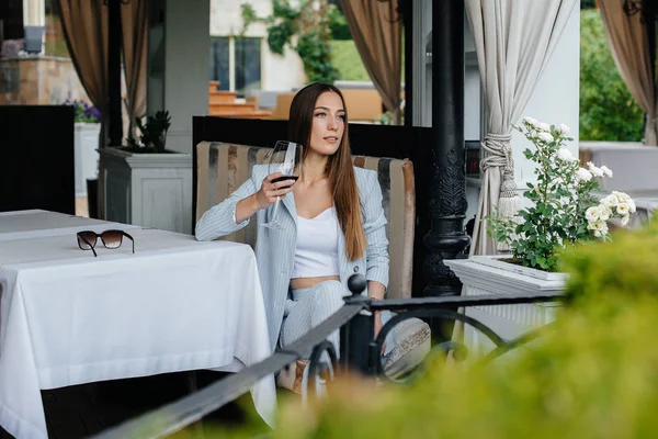 Menina Bonita Senta Bebe Vinho Varanda Uma Bela Casa Férias — Fotografia de Stock