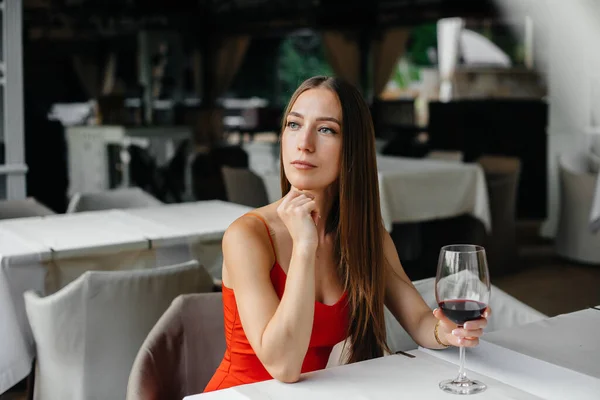 Menina Bonita Senta Bebe Vinho Varanda Uma Bela Casa Férias — Fotografia de Stock