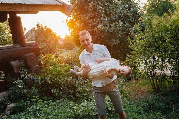 Pai Filho Caminhar Parque Pôr Sol Felicidade Amor — Fotografia de Stock