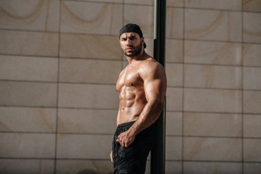 Sıcak güneşte üstsüz poz veren seksi adam. Fitness. Yaşam biçimi