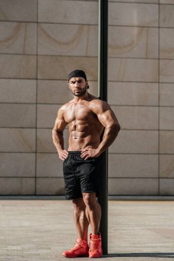 Sıcak güneşte üstsüz poz veren seksi adam. Fitness. Yaşam biçimi