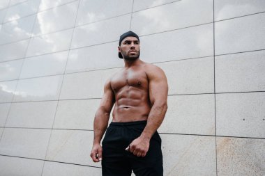 Sıcak güneşte üstsüz poz veren seksi adam. Fitness. Yaşam biçimi