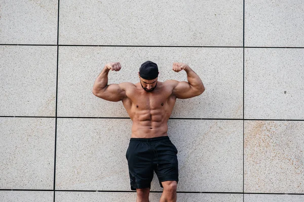 Sexy Sportsman Stands Topless Wall Fitness Bodybuilding — Stock Photo, Image