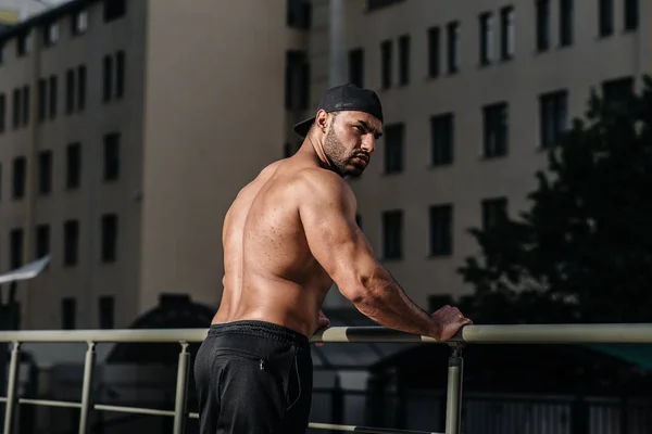 Sexy Atlet Stojí Prd Pózuje Nahoře Bez Evropa — Stock fotografie