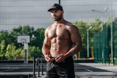 Spor sahasında antrenman yapan bir fitness sporcusu. Sağlıklı yaşam tarzı