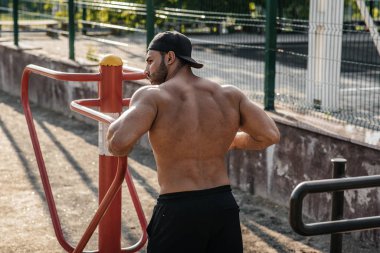 Spor sahasında antrenman yapan bir fitness sporcusu. Sağlıklı yaşam tarzı