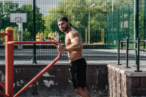 Spor sahasında antrenman yapan bir fitness sporcusu. Sağlıklı yaşam tarzı