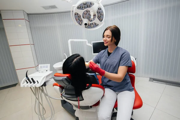Dentista Trata Dentes Menina Para Paciente Odontologia — Fotografia de Stock