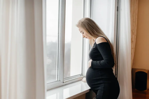 Una Ragazza Incinta Respira Aria Fresca Dalla Finestra — Foto Stock