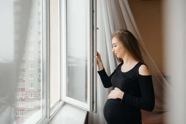Беременная Девушка Открывает Окно Подышать Свежим Воздухом — стоковое фото