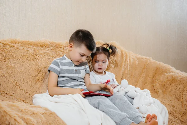 Brother Sister Play Couch Tablet — Stock Photo, Image